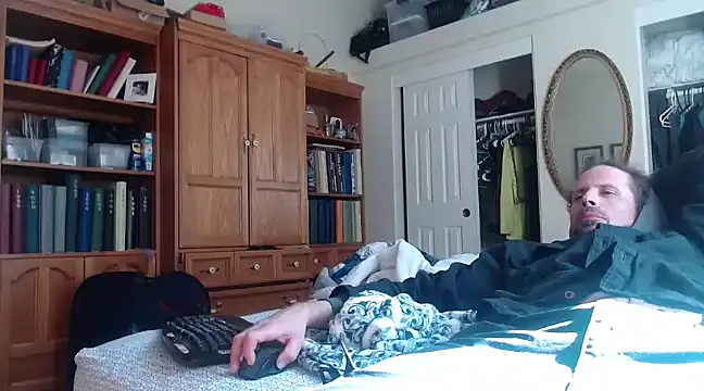 Snapshot of HandsumHungDaddy chatting on 03-17-25, 06:11 HandsumHungDaddy online show from 03-17-25, 06:11