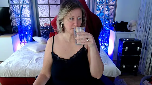 Snapshot of MarleneBloem chatting on 01-24-25, 10:43 MarleneBloem online show from 01-24-25, 10:43