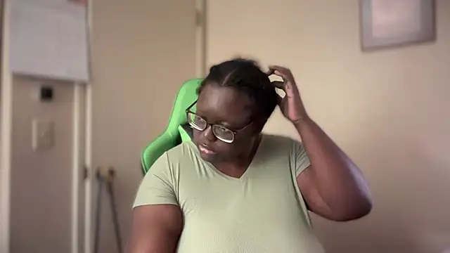 Snapshot of Yagurl__west chatting on 01-09-25, 01:50 Yagurl west online show from 01-09-25, 01:50