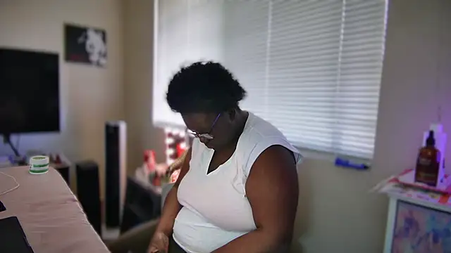 Snapshot of Yagurl__west chatting on 02-08-25, 09:04 Yagurl west online show from 02-08-25, 09:04