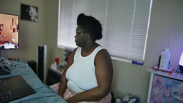 Snapshot of Yagurl__west chatting on 02-17-25, 12:43 Yagurl west online show from 02-17-25, 12:43