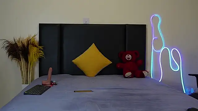 RosesRRed online show from 12-15-24, 04:07