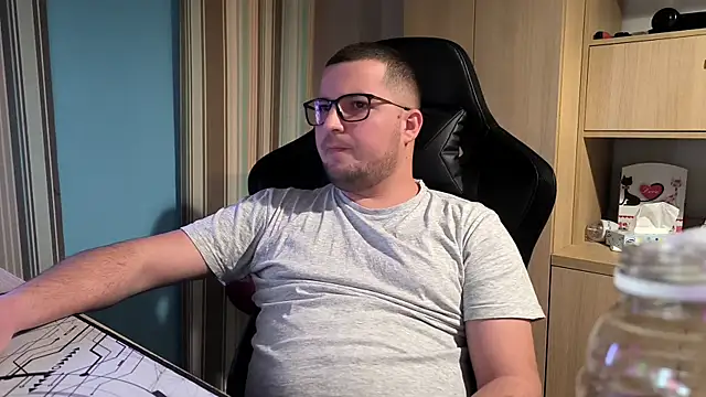 Snapshot of bigpuff_hott chatting on 10-17-25, 08:33 bigpuff hott online show from 10-17-25, 08:33