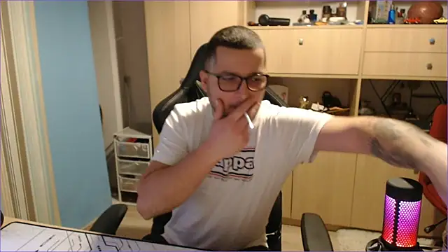 Snapshot of bigpuff_hott chatting on 10-20-25, 05:02 bigpuff hott online show from 10-20-25, 05:02