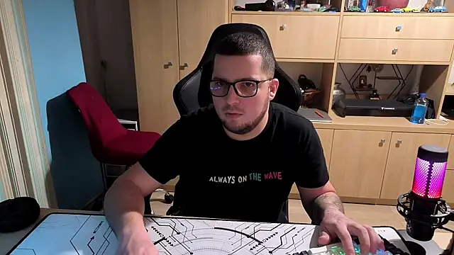 Snapshot of bigpuff_hott chatting on 10-25-25, 06:57 bigpuff hott online show from 10-25-25, 06:57