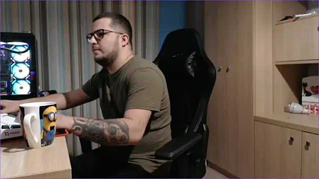 Snapshot of bigpuff_hott chatting on 10-28-25, 08:00 bigpuff hott online show from 10-28-25, 08:00