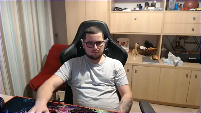 Snapshot of bigpuff_hott chatting on 10-29-25, 07:37 bigpuff hott online show from 10-29-25, 07:37