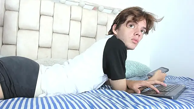 Snapshot of daniel_hot03 chatting on 12-14-25, 01:38 daniel hot03 online show from 12-14-25, 01:38