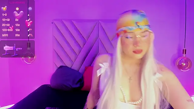 Snapshot of EmmaSwift_ chatting on 12-17-25, 02:39 EmmaSwift online show from 12-17-25, 02:39