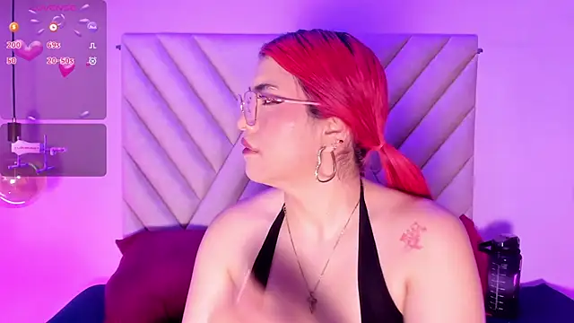 Snapshot of EmmaSwift_ chatting on 02-06-26, 02:05 EmmaSwift online show from 02-06-26, 02:05