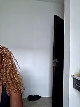 Snapshot of Kamdollie chatting on 10-28-25, 08:18 Kamdollie online show from 10-28-25, 08:18