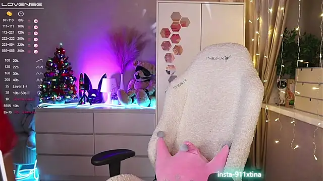 Snapshot of Break-me-Shake-me chatting on 12-28-24, 10:13 Break-me-Shake-me online show from 12-28-24, 10:13