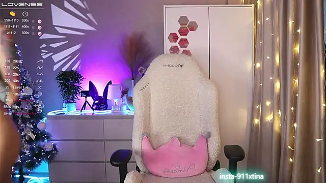 Snapshot of Break-me-Shake-me chatting on 01-24-25, 01:56 Break-me-Shake-me online show from 01-24-25, 01:56