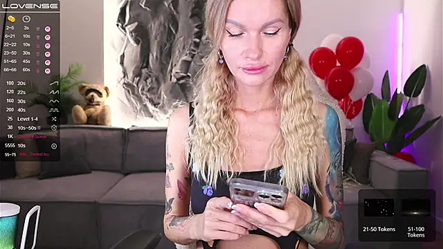 Snapshot of Break-me-Shake-me chatting on 10-07-25, 10:51 Break-me-Shake-me online show from 10-07-25, 10:51