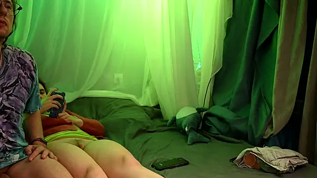 Snapshot of Claudia_and_elon_ chatting on 09-29-25, 12:16 Claudia and elon  online show from 09-29-25, 12:16