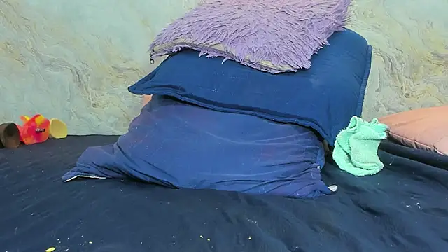 jones maddy  online show from 02-10-25, 02:59