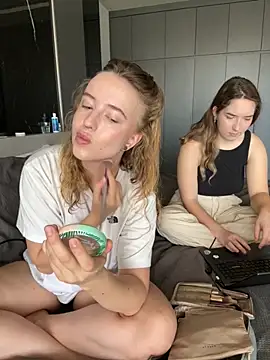 Snapshot of Nura_n_Sarah chatting on 09-17-25, 03:08 Nura n Sarah online show from 09-17-25, 03:08