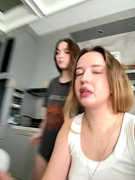 Snapshot of Nura_n_Sarah chatting on 09-26-25, 03:10 Nura n Sarah online show from 09-26-25, 03:10