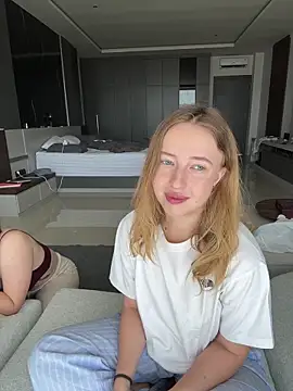 Snapshot of Nura_n_Sarah chatting on 10-09-25, 04:10 Nura n Sarah online show from 10-09-25, 04:10