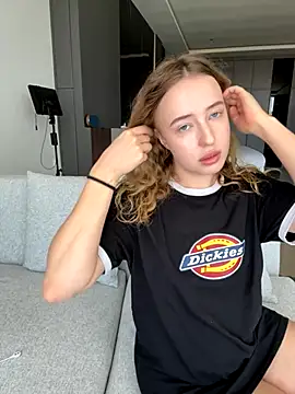 Snapshot of Nura_n_Sarah chatting on 10-12-25, 04:00 Nura n Sarah online show from 10-12-25, 04:00