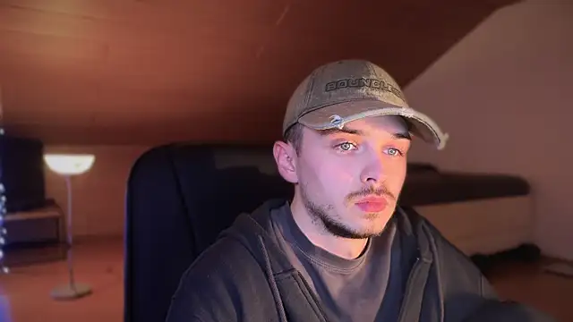 Snapshot of naked_psy chatting on 02-15-25, 05:30 naked psy online show from 02-15-25, 05:30