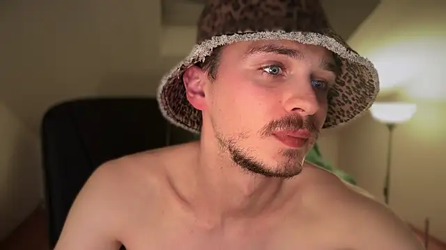 Snapshot of naked_psy chatting on 03-10-25, 10:34 naked psy online show from 03-10-25, 10:34