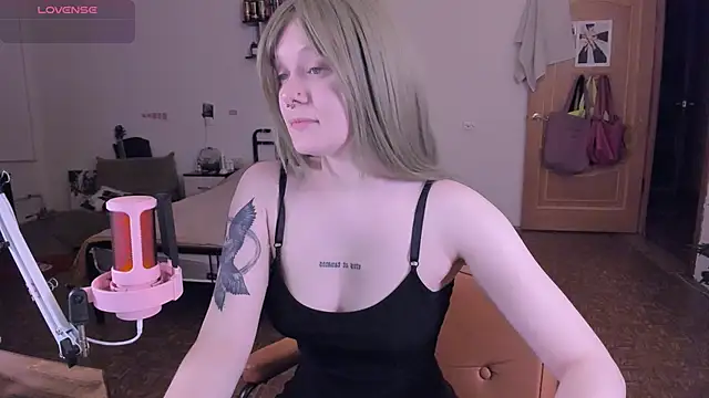 Snapshot of cyber_whore_ chatting on 12-05-25, 03:20 cyber whore online show from 12-05-25, 03:20