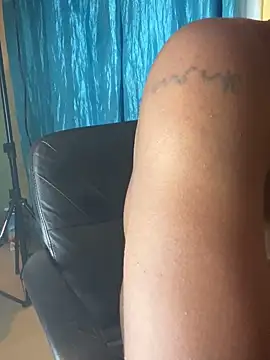 Snapshot of TiltedTen chatting on 12-19-24, 12:45 TiltedTen online show from 12-19-24, 12:45