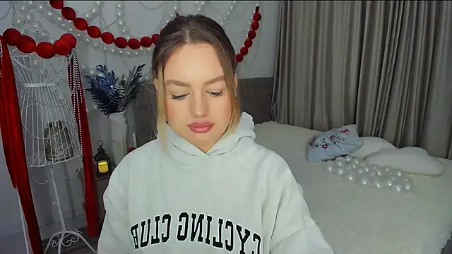 Snapshot of MiracleCurly chatting on 12-22-25, 04:04 MiracleCurly online show from 12-22-25, 04:04