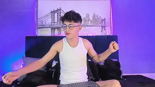 Snapshot of Andrew_thevil chatting on 12-09-24, 01:40 Andrew thevil online show from 12-09-24, 01:40