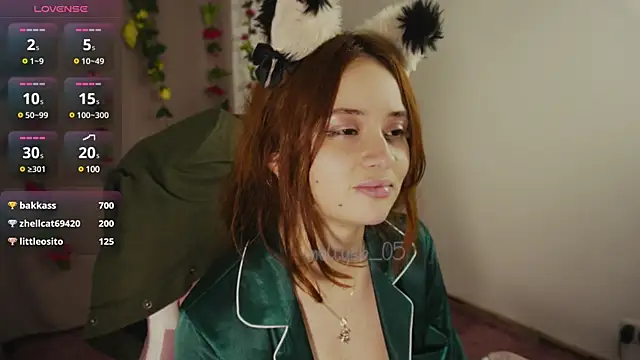 Snapshot of molly_russell chatting on 01-01-25, 08:35 molly russell online show from 01-01-25, 08:35