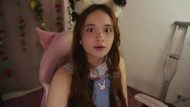 Snapshot of molly_russell chatting on 01-16-25, 05:44 molly russell online show from 01-16-25, 05:44