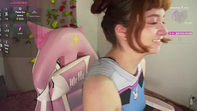 Snapshot of molly_russell chatting on 10-23-25, 07:01 molly russell online show from 10-23-25, 07:01