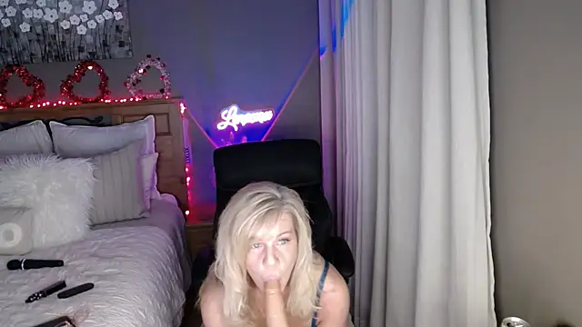 Lenaxox online show from 01-23-25, 01:08