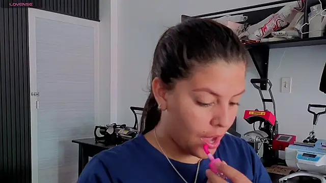 Snapshot of valelo chatting on 06-24-26, 01:54 valelo online show from 06-24-26, 01:54