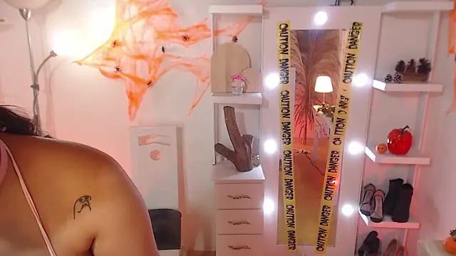 Snapshot of _Kim__M chatting on 10-24-25, 12:34 Kim M online show from 10-24-25, 12:34