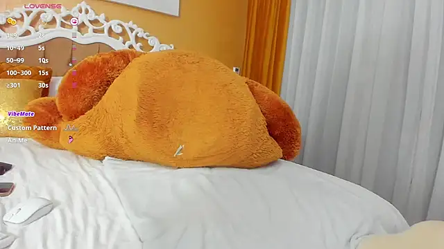 Snapshot of GoldenCaroline chatting on 10-17-25, 04:42 GoldenCaroline online show from 10-17-25, 04:42