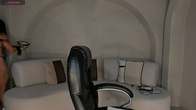 LizzHamilton   online show from 11-05-25, 09:15