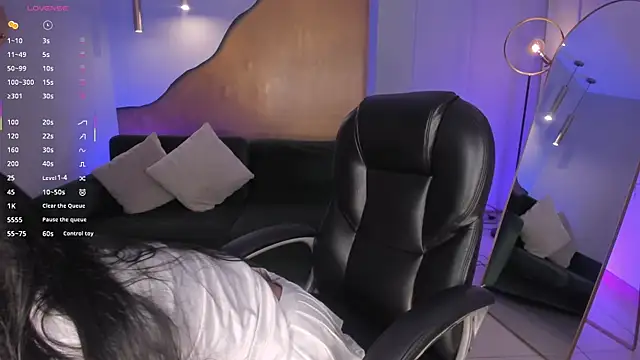 LizzHamilton   online show from 01-12-26, 08:47