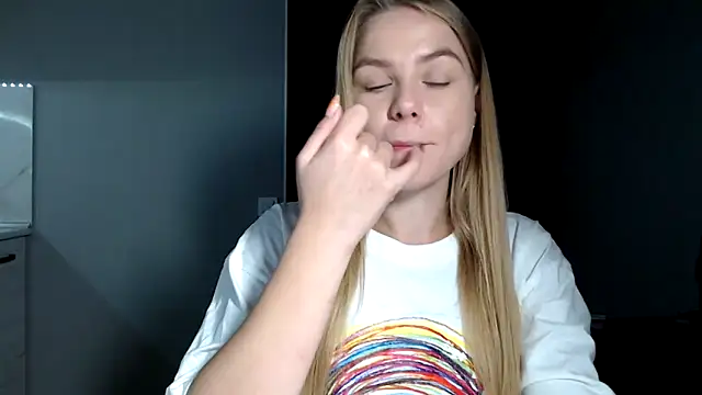 Snapshot of Sunbeam_ chatting on 10-15-25, 09:59 Sunbeam online show from 10-15-25, 09:59