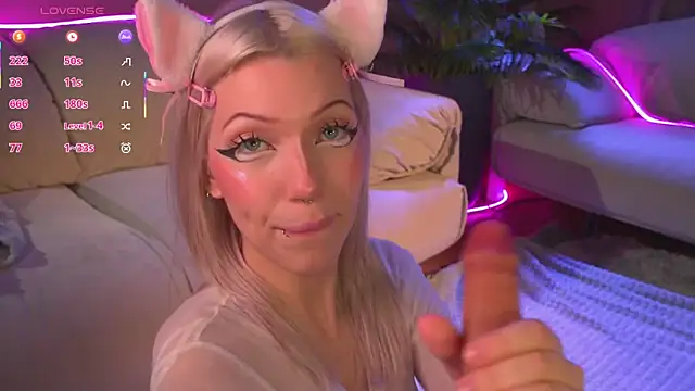 Snapshot of Wildneck chatting on 10-14-25, 06:31 Wildneck online show from 10-14-25, 06:31